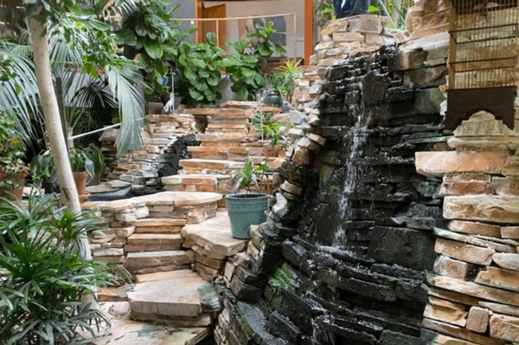 Roundhouse Grotto Bed & Breakfast Calgary Exterior photo